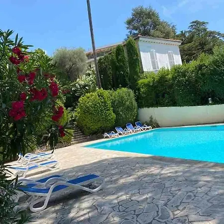 Avec Terrasse, Parking, Piscine Proche Et Centre A Apartment *